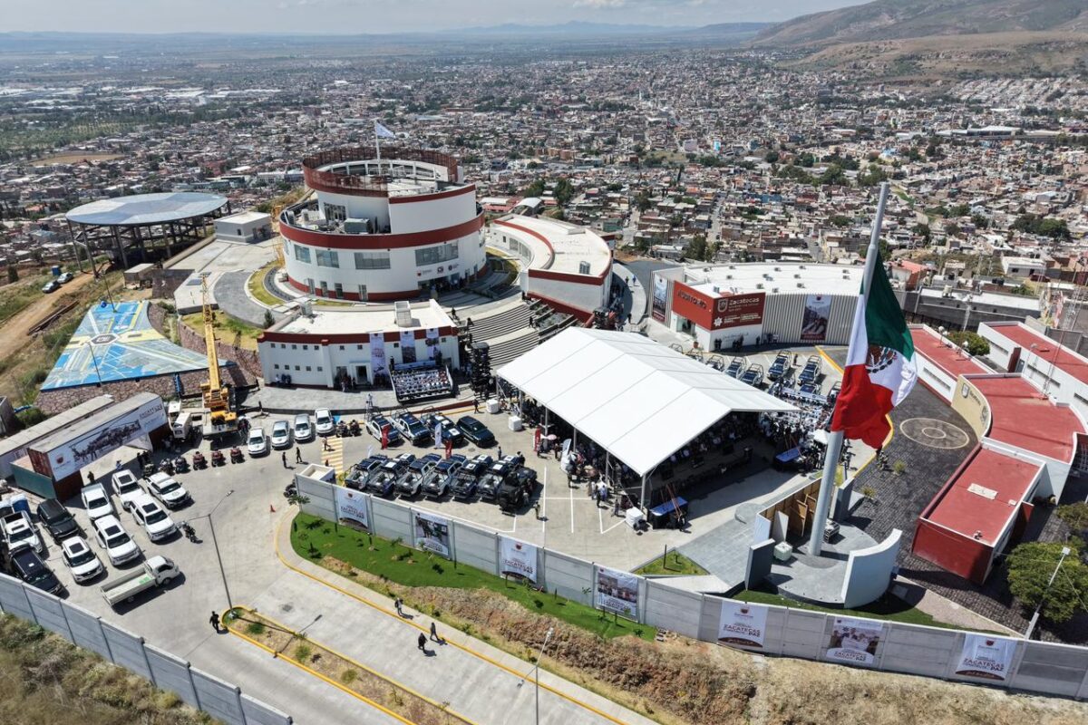Vista aérea de un complejo de seguridad y la ciudad de Zacatecas, con bandera de México