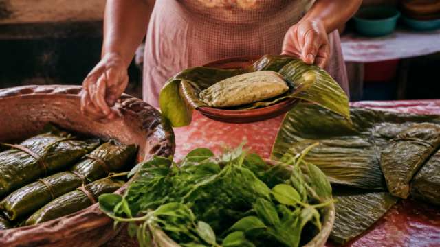 Pabellón gastronómico con productos zacatecanos, artesanías y botellas de mezcal