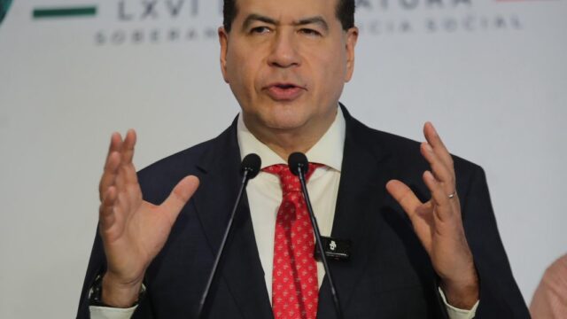 El diputado Ricardo Mejía habla ante medios en el Palacio Legislativo de San Lázaro
